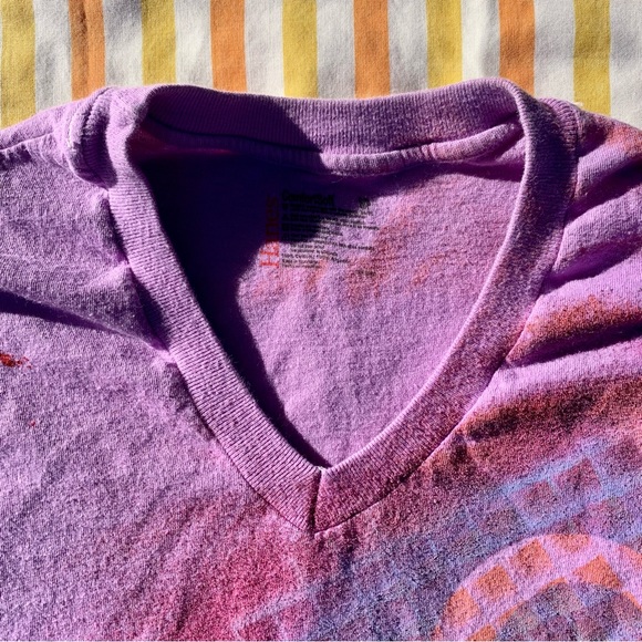 Hanes Handmade V-Neck “Q” Purple Painted Letter Tee One of A Kind Size Small 💜 - Picture 5 of 16